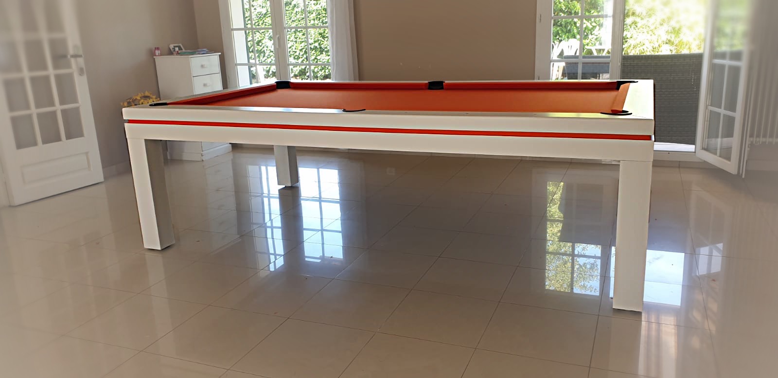 Billard NEW TENDANCE T au design élancé mis en exergue par la composition bicolore orange du tissu et liseré sur le blanc du piétement.